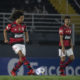 Willian Arão jogando com bola no pé no jogo contra o Bragantino