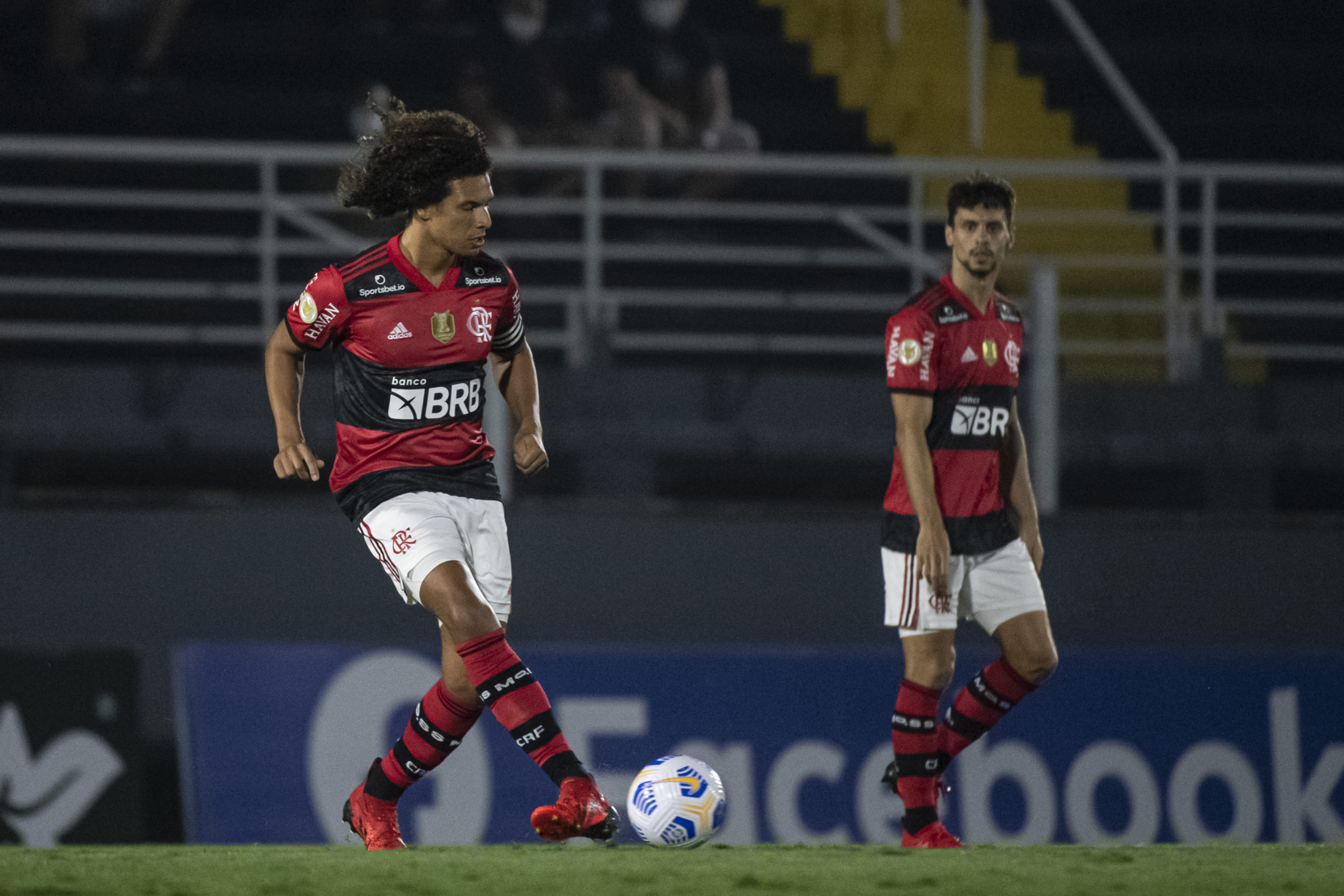 Willian Arão jogando com bola no pé no jogo contra o Bragantino