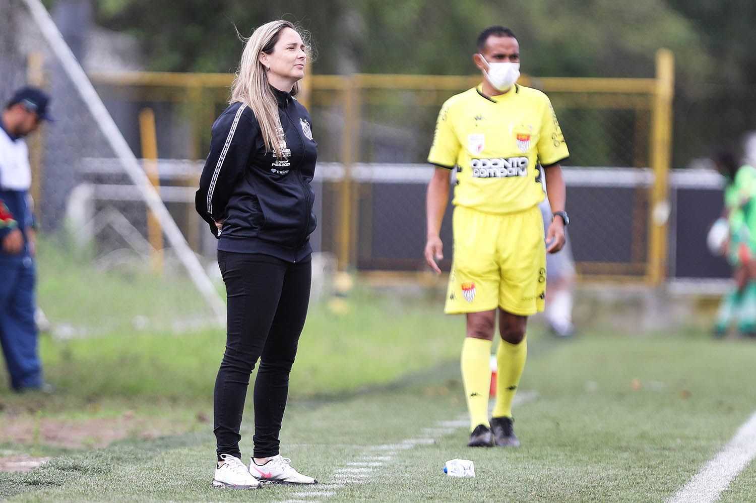 Tatiele Silveira na beira do gramado