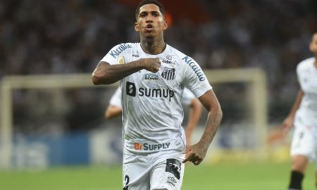 Raniel comemora gol pelo Santos