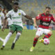 Éverton Ribeiro em disputa de bola contra jogador do Cuiabá