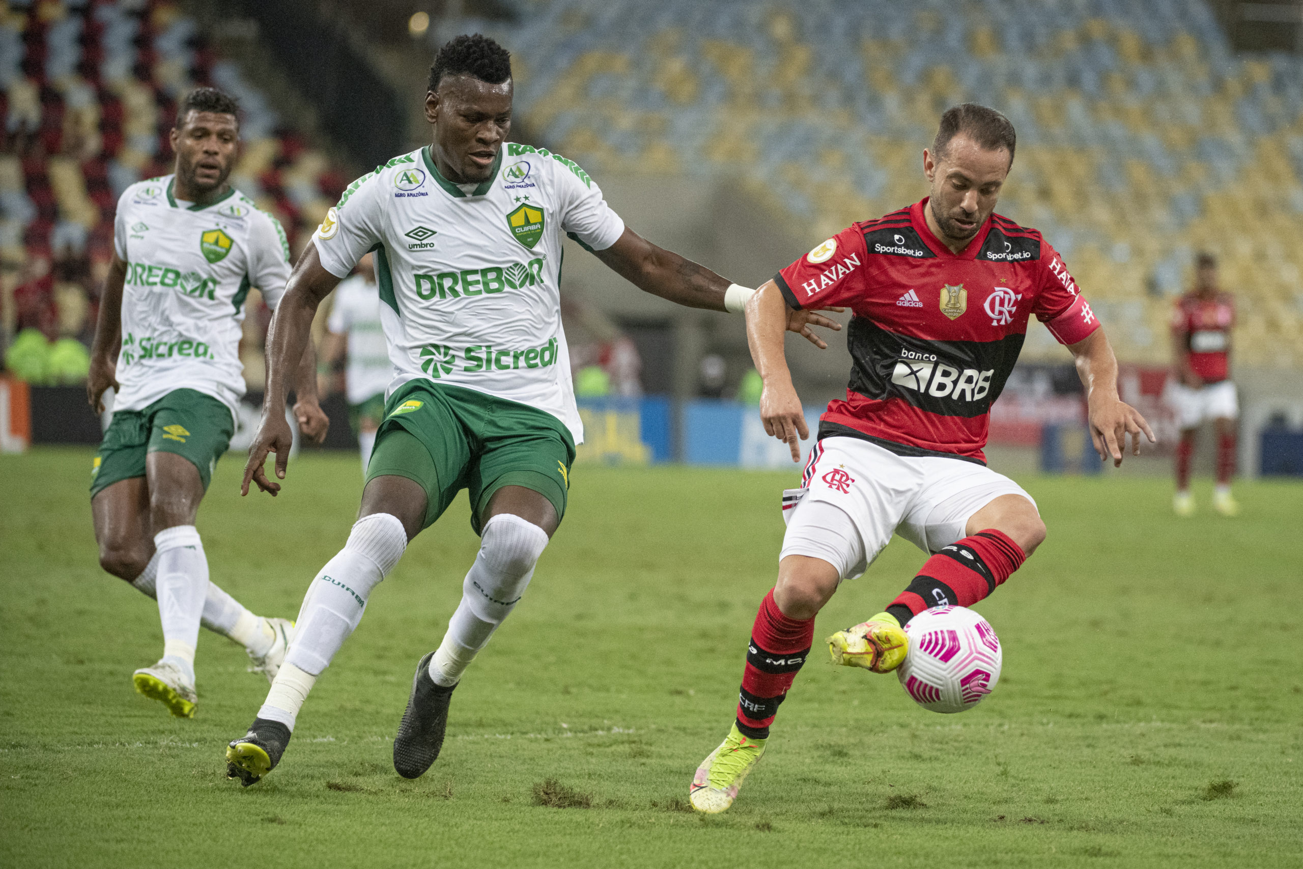 Éverton Ribeiro em disputa de bola contra jogador do Cuiabá