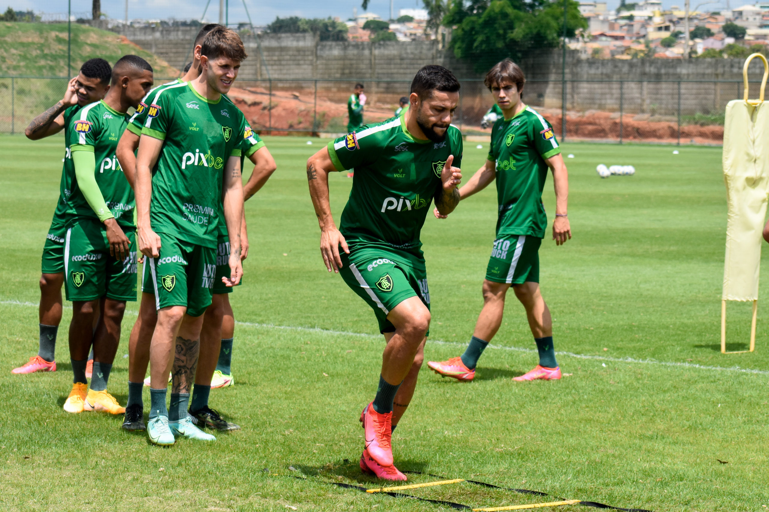 América-MG treina em Belo Horizonte e embarca para Santos