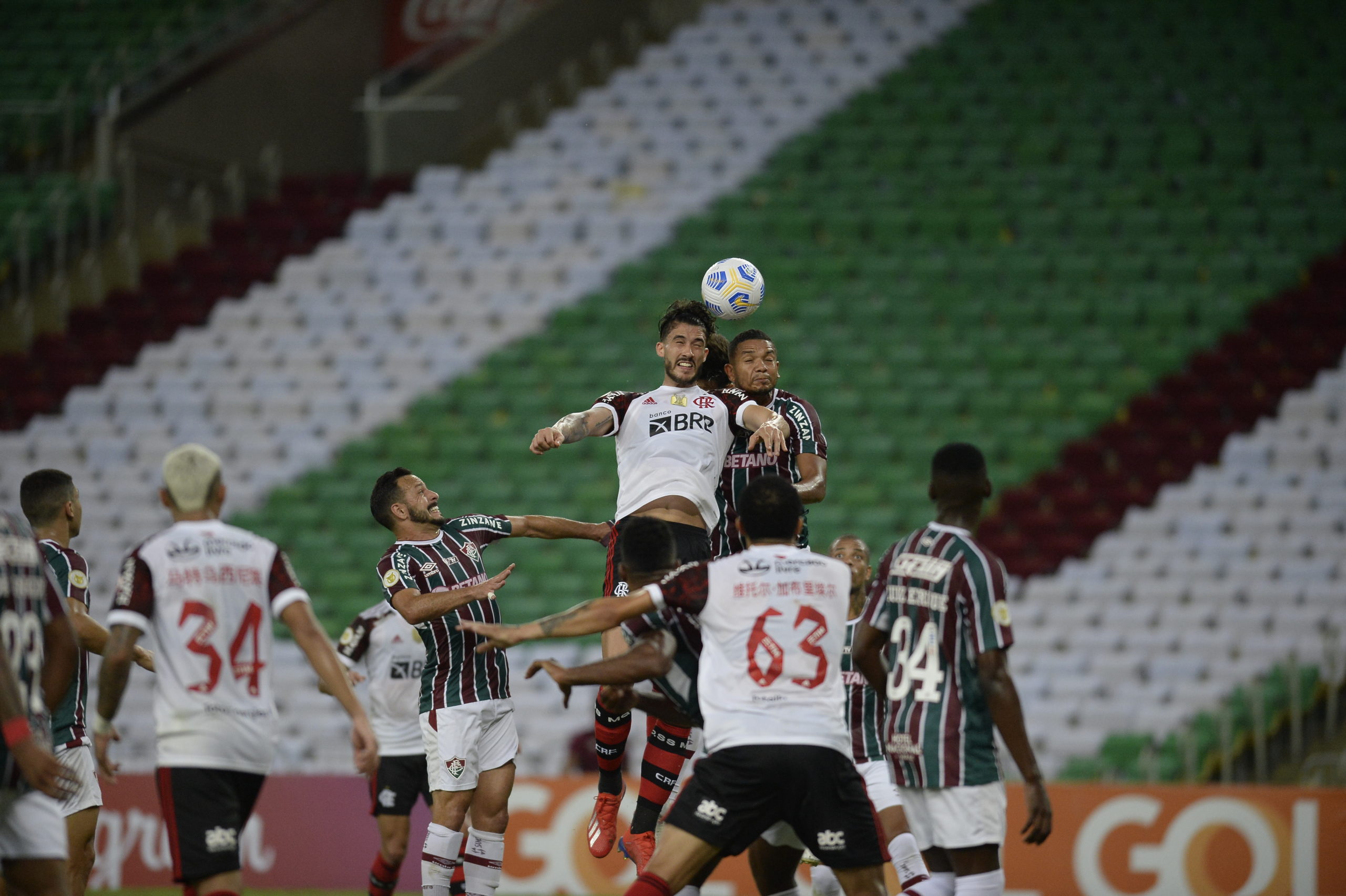 Gustavo Henrique disputando bola no alto contra o Fluminense