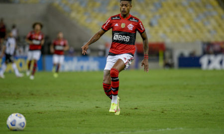 Bruno Henrique recebe terceiro cartão amarelo e não enfrenta o Athletico Paranaense