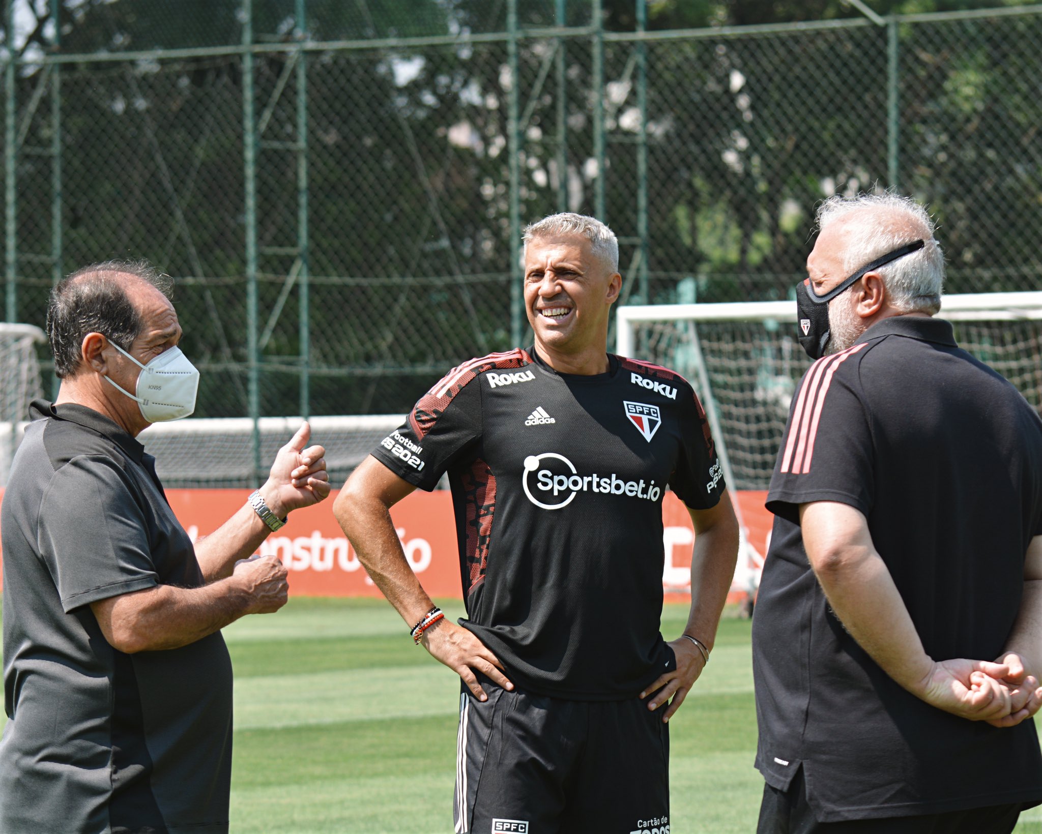 Diretoria do São Paulo debate situação de Crespo e garante permanência do treinador; veja detalhes