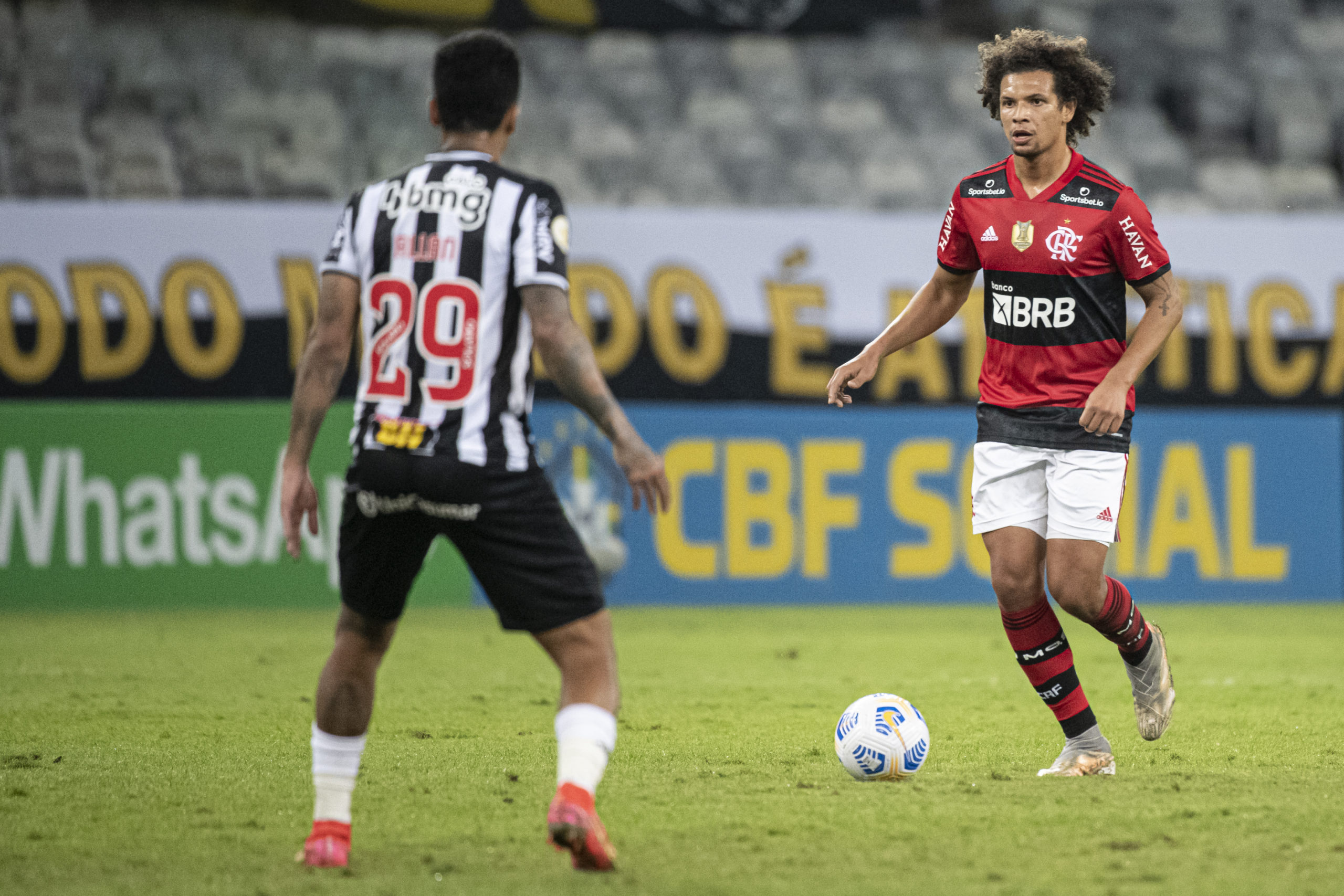 Flamengo e Atlético-MG se enfrentam em duelo decisivo no Campeonato Brasileiro