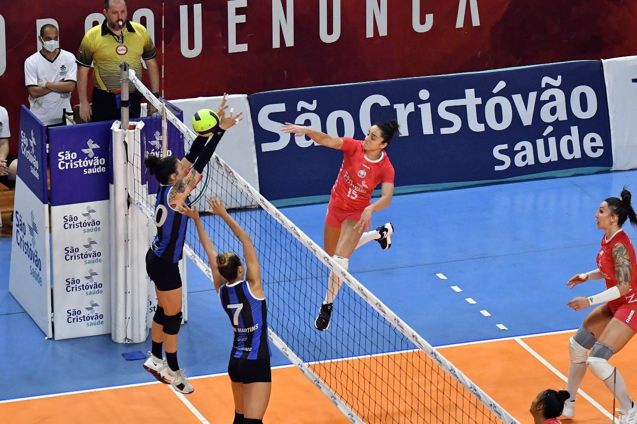 Osasco e Pinheiros se enfrentam pelas semifinais do Paulista de Vôlei Feminino.