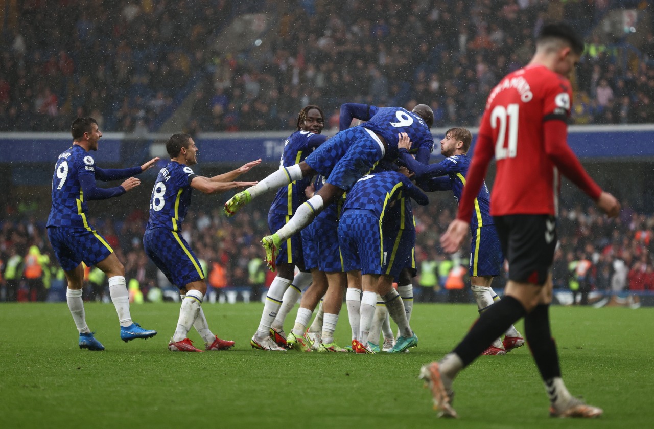 Chelsea bate Southampton e assume a liderança provisória na Premier League