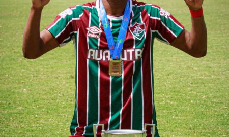 Cauã, atacante do Fluminense comemora título