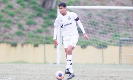 Samuel jogando pelo Sub-15 do Santos