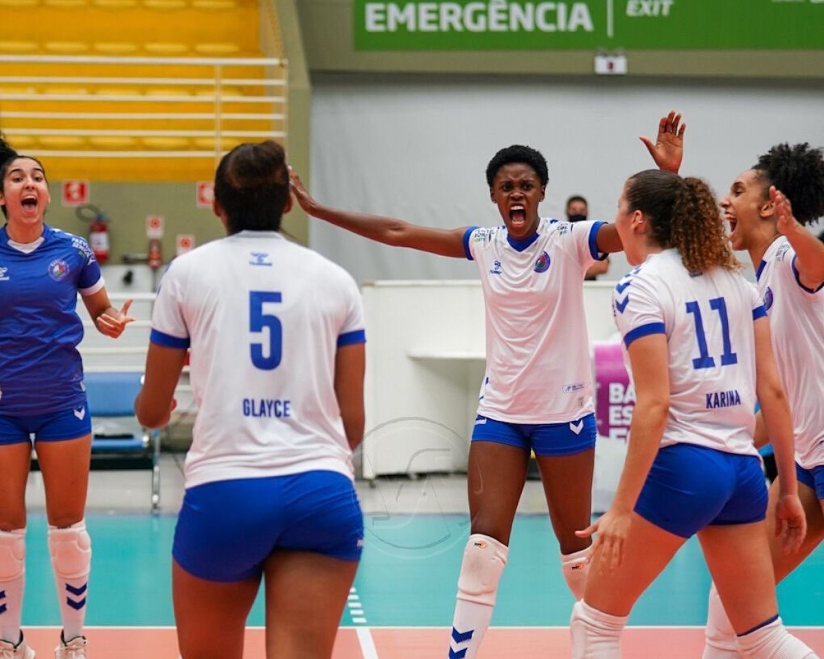 Jogadoras do Barueri comemoram a vitória contra o Sesi Vôlei Bauru