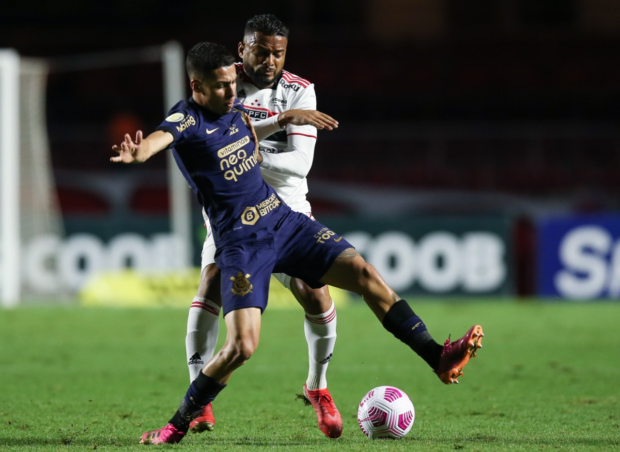 Gabriel Pereira disputa bola em derrota do Corinthians contra o São Paulo. Foto: Alexandre Schneider / Getty Images.