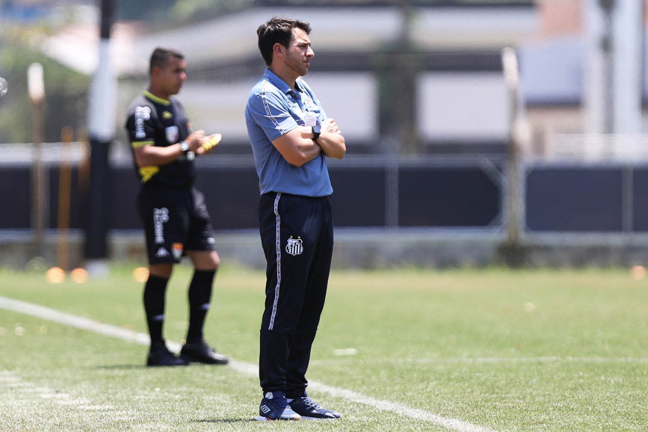 Gabriel Bussinger, treinador dos elencos Sub-17 e Sub-16 do Santos