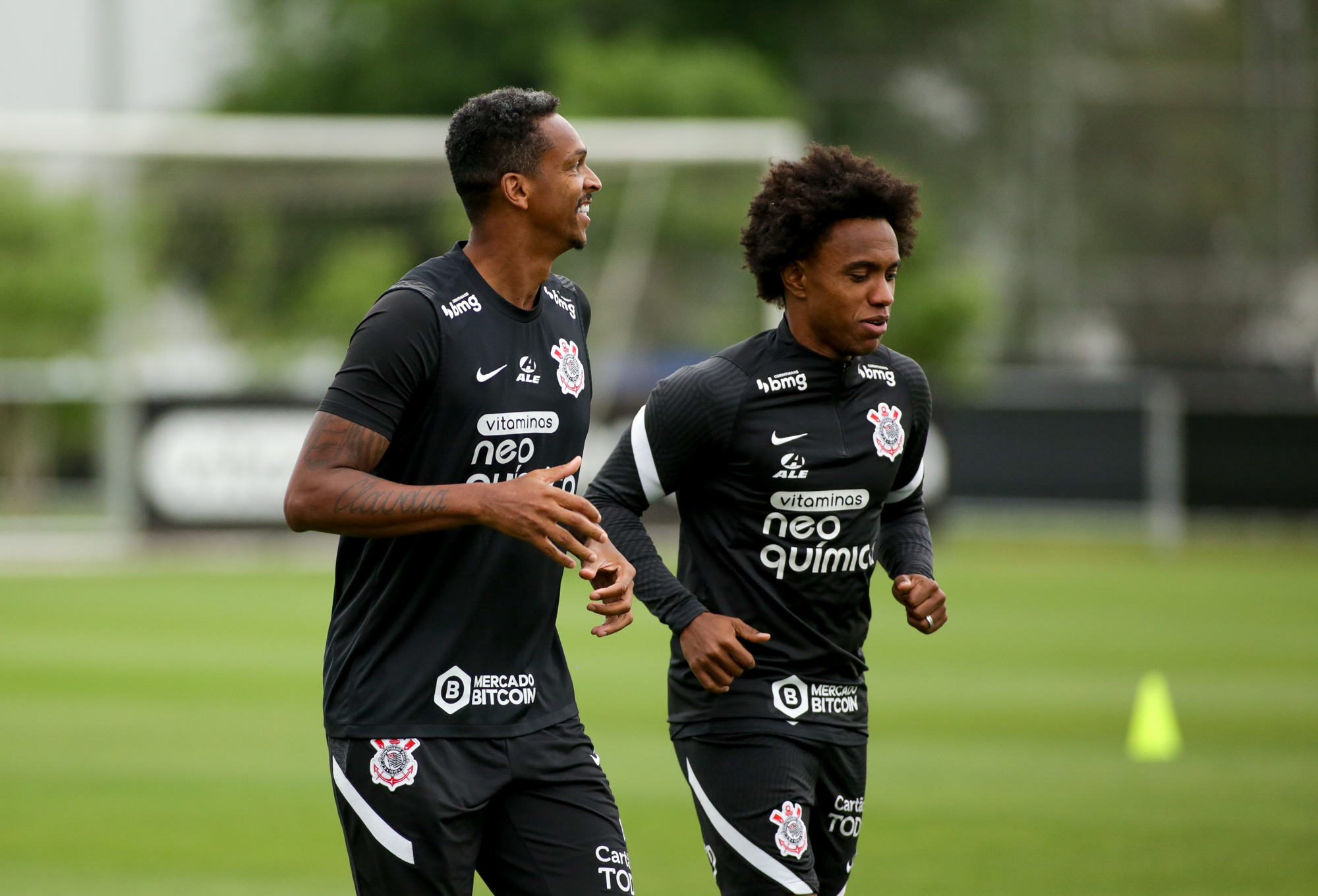 Jô e Willian em treino do Corinthians