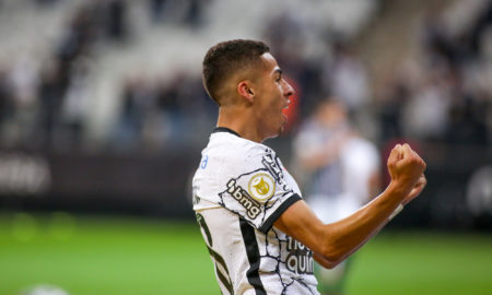 Gabriel Pereira durante partida pelo Corinthians passa por indefinição.
