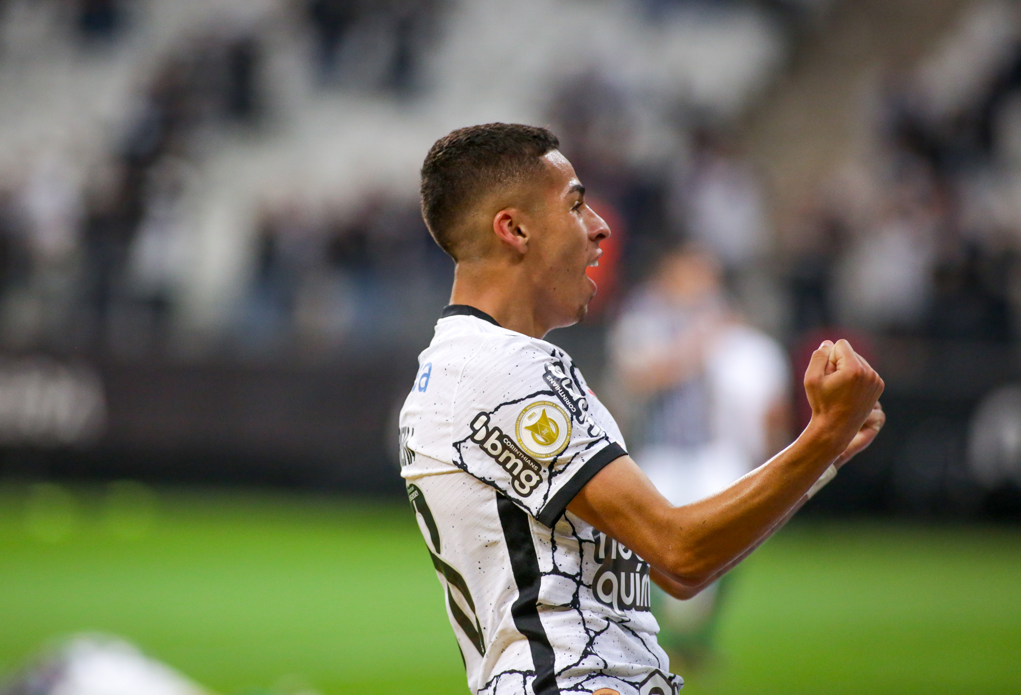 Gabriel Pereira durante partida pelo Corinthians passa por indefinição.