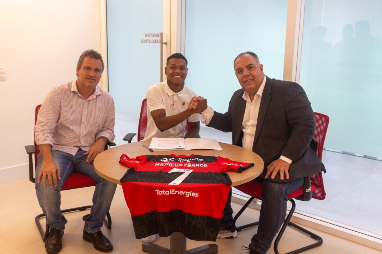 Com multa rescisória de R$ 640 milhões, Flamengo oficializa a renovação de Matheus França