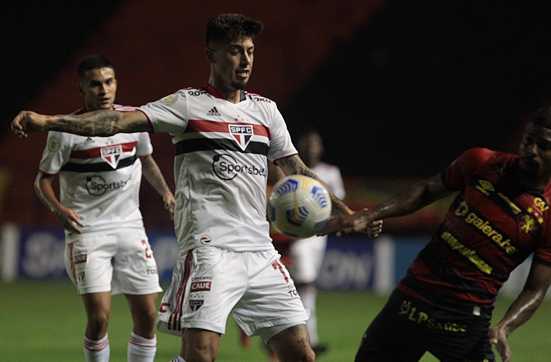 São Paulo recebe Sport visando se afastar de vez da zona de perigo na tabela; veja provável time