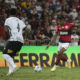 Bruno Henrique jogando contra o Corinthians