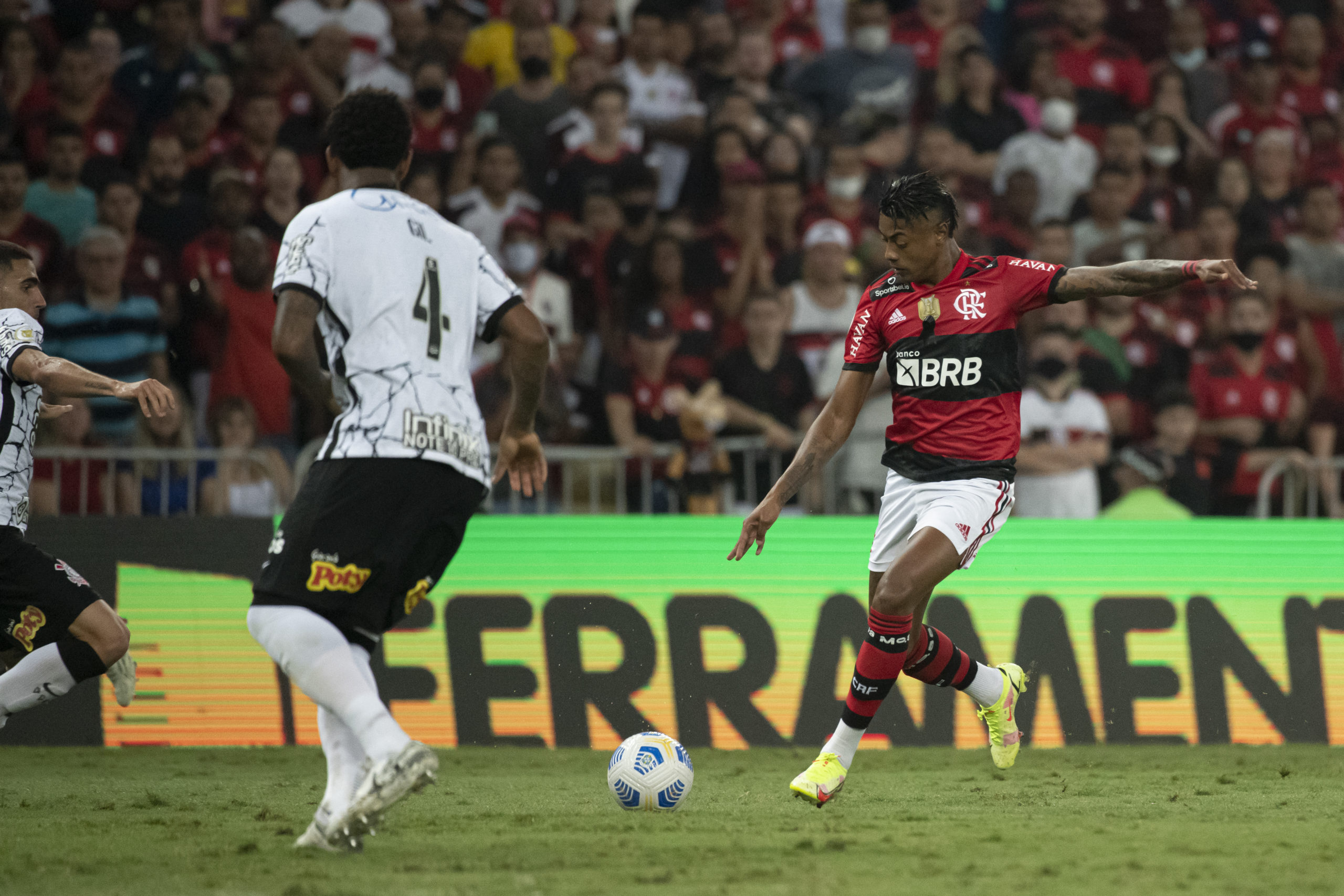 Bruno Henrique jogando contra o Corinthians
