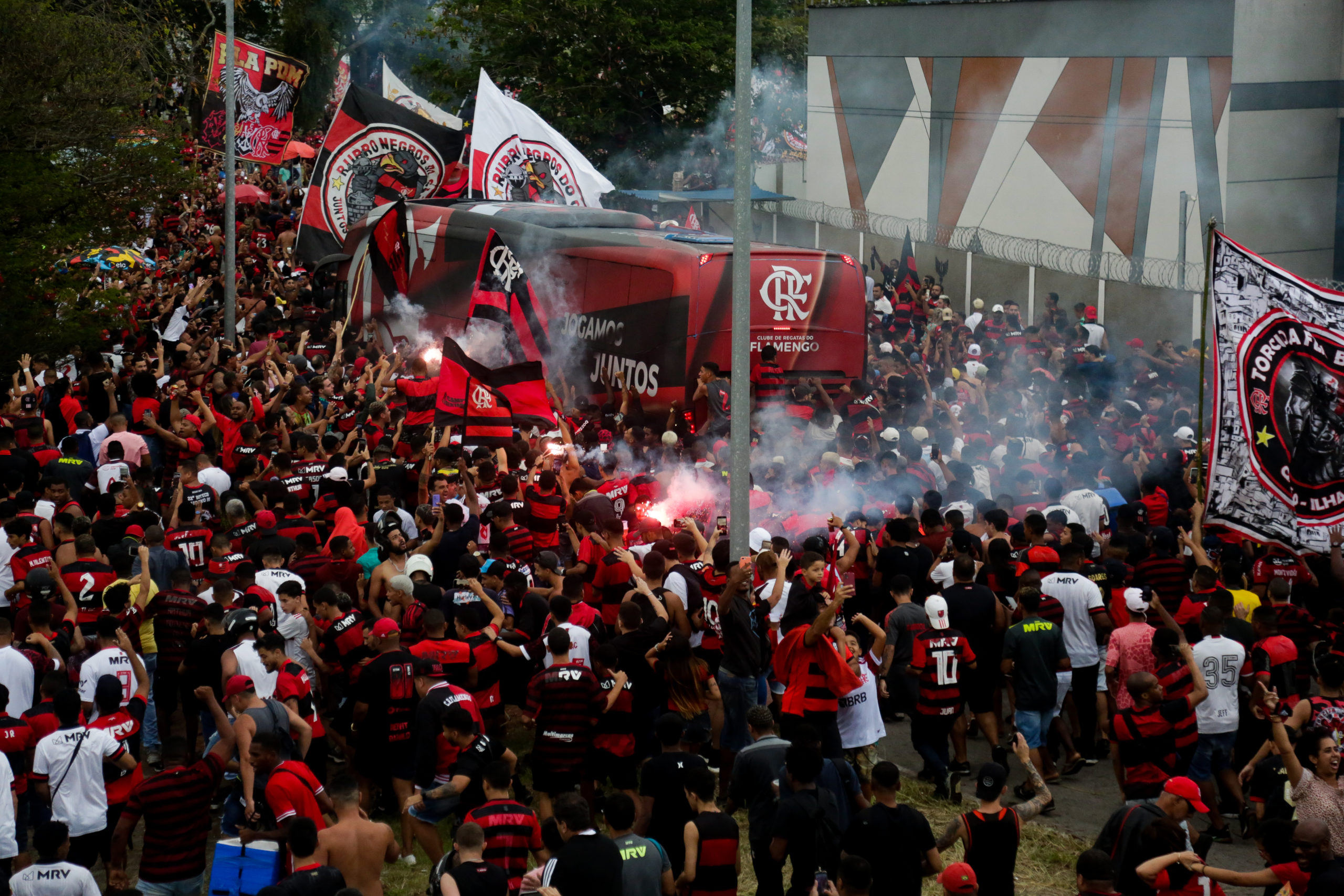 Do Ninho do Urubu ao Galeão, torcida do Flamengo apoia o time às vésperas da decisão em Montevidéu