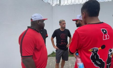Membros de torcida organizada do Flamengo vão ao Ninho prestar apoio a Andreas Pereira