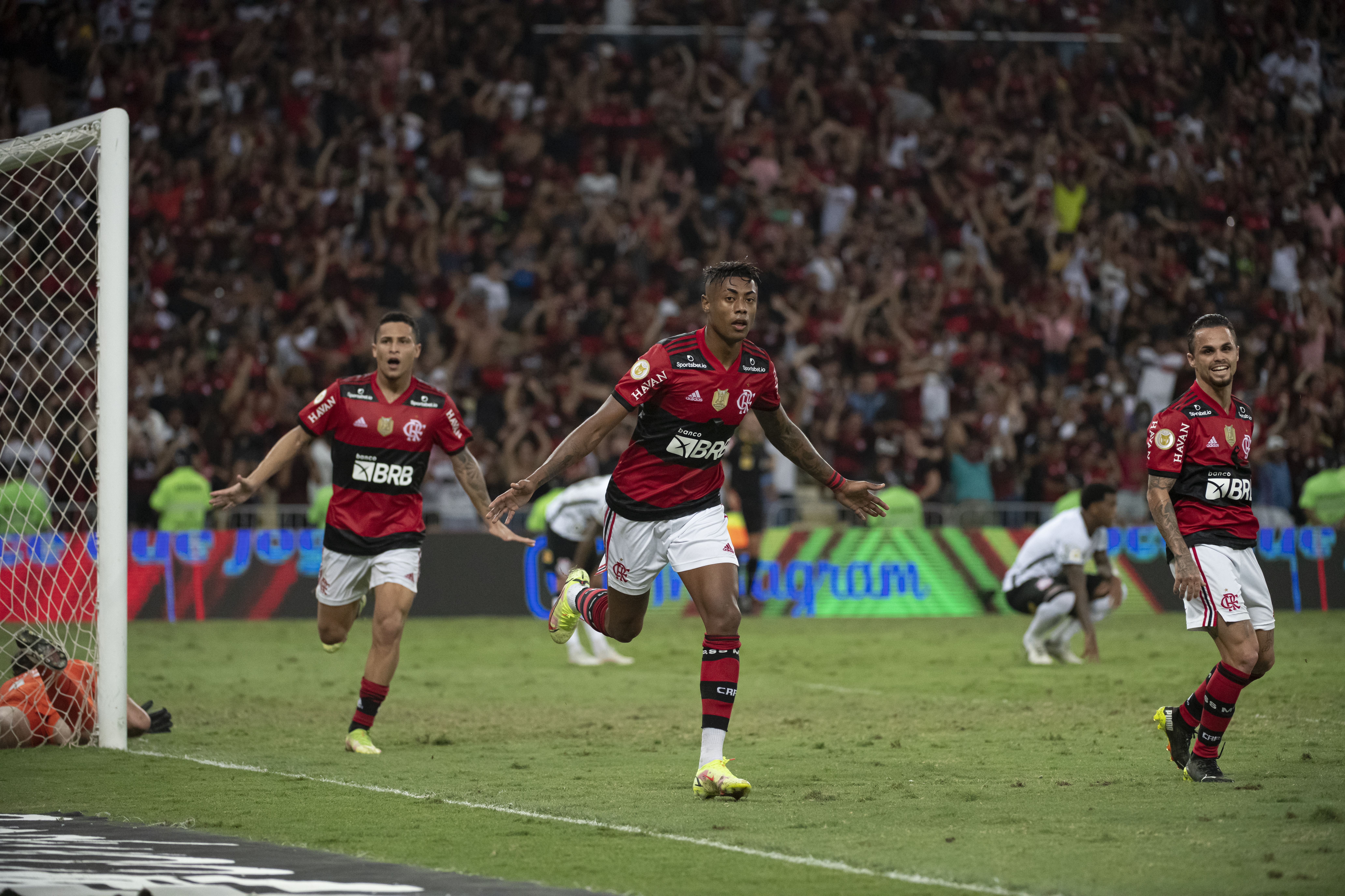 Com vitória no Maracanã, Flamengo mantém longa invencibilidade contra o Corinthians