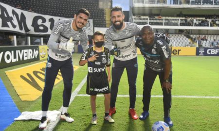 Bruninho com jogadores do Santos