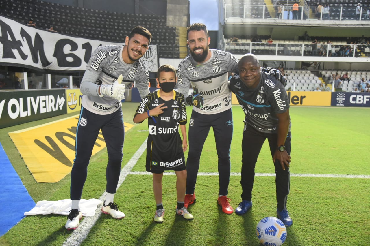 Bruninho com jogadores do Santos