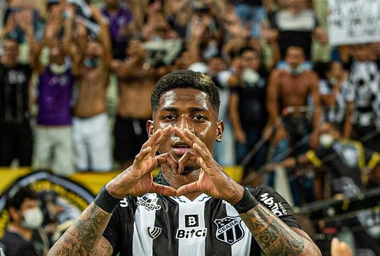 Sorte no jogo e no amor: Yony González acaba com seca de gols no