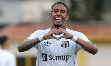 Rwan comemorando um dos gols da partida contra o Guarani