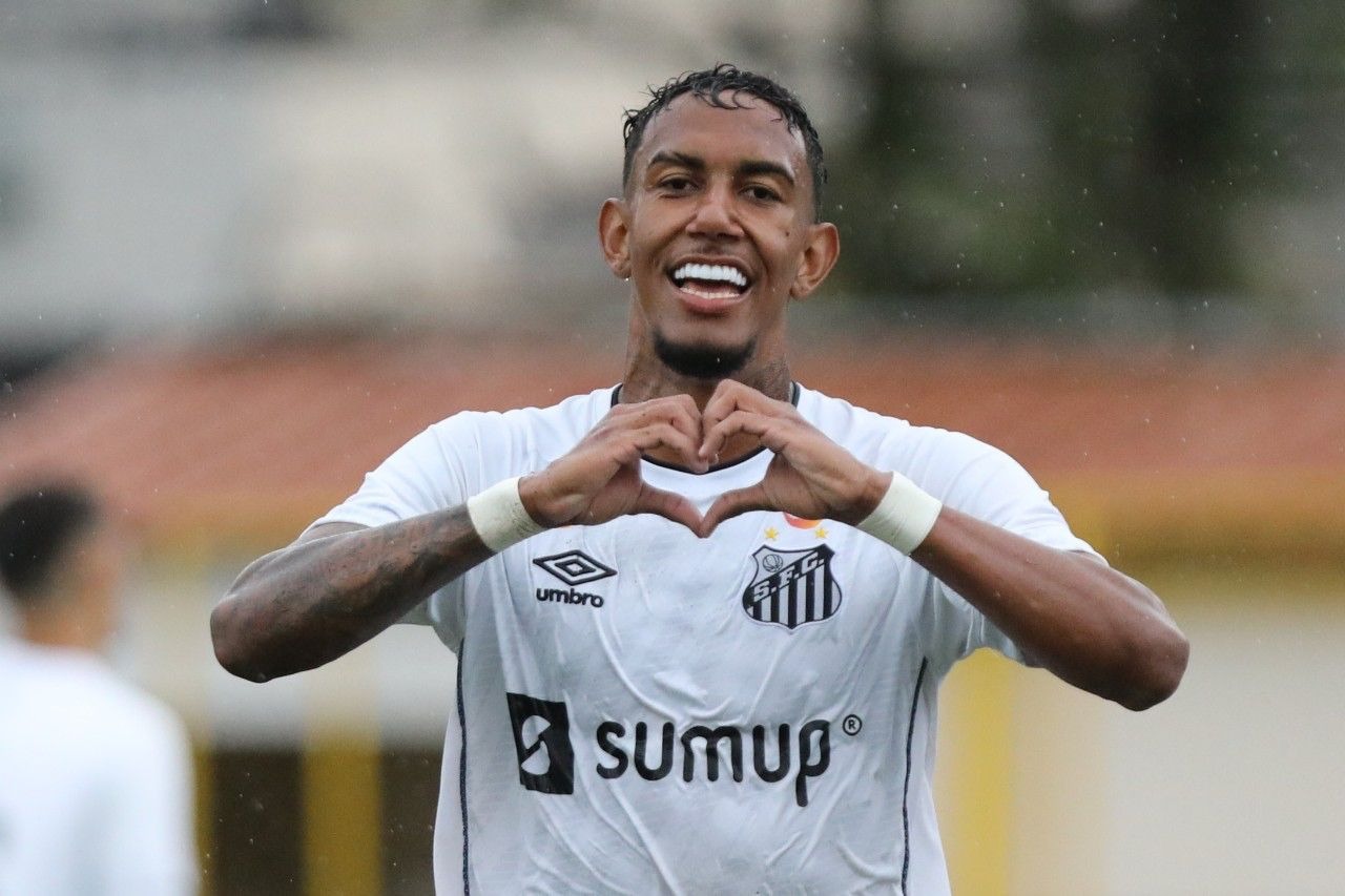 Rwan comemorando um dos gols da partida contra o Guarani