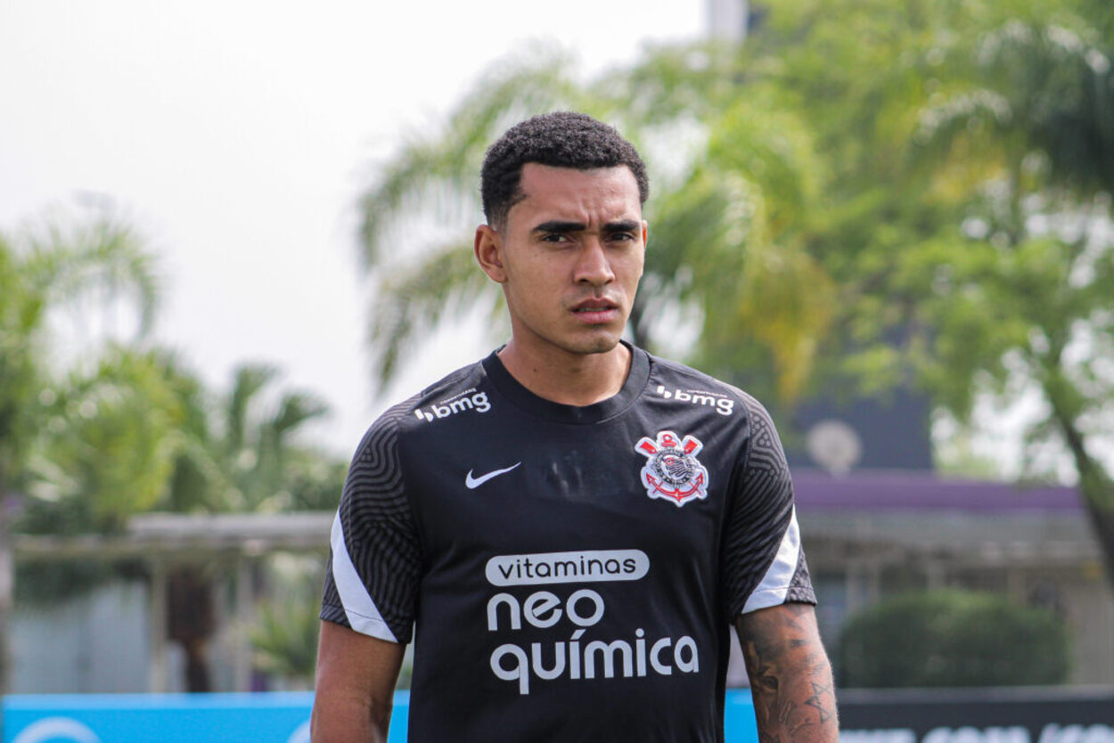 Du Queiroz ganha confiança de Sylvinho e se firma como titular no Corinthians na ausência de Giuliano
