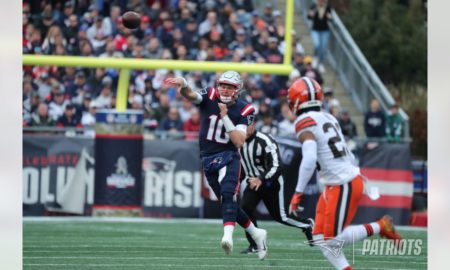 Mac Jones (New England Patriots) faz lançamento em partida contra o Cleveland Browns no Gillette Stadium.
