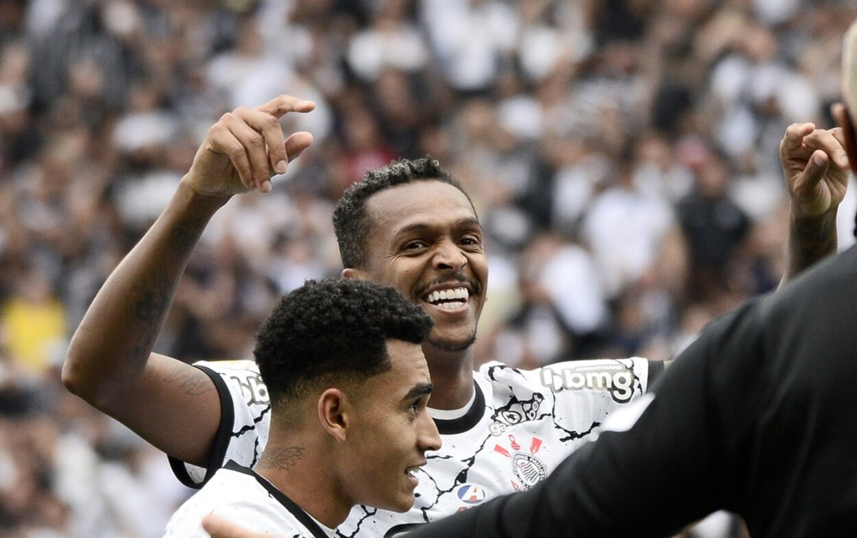 Jô aumenta rendimento e iguala número de gols da segunda temporada pelo Corinthians