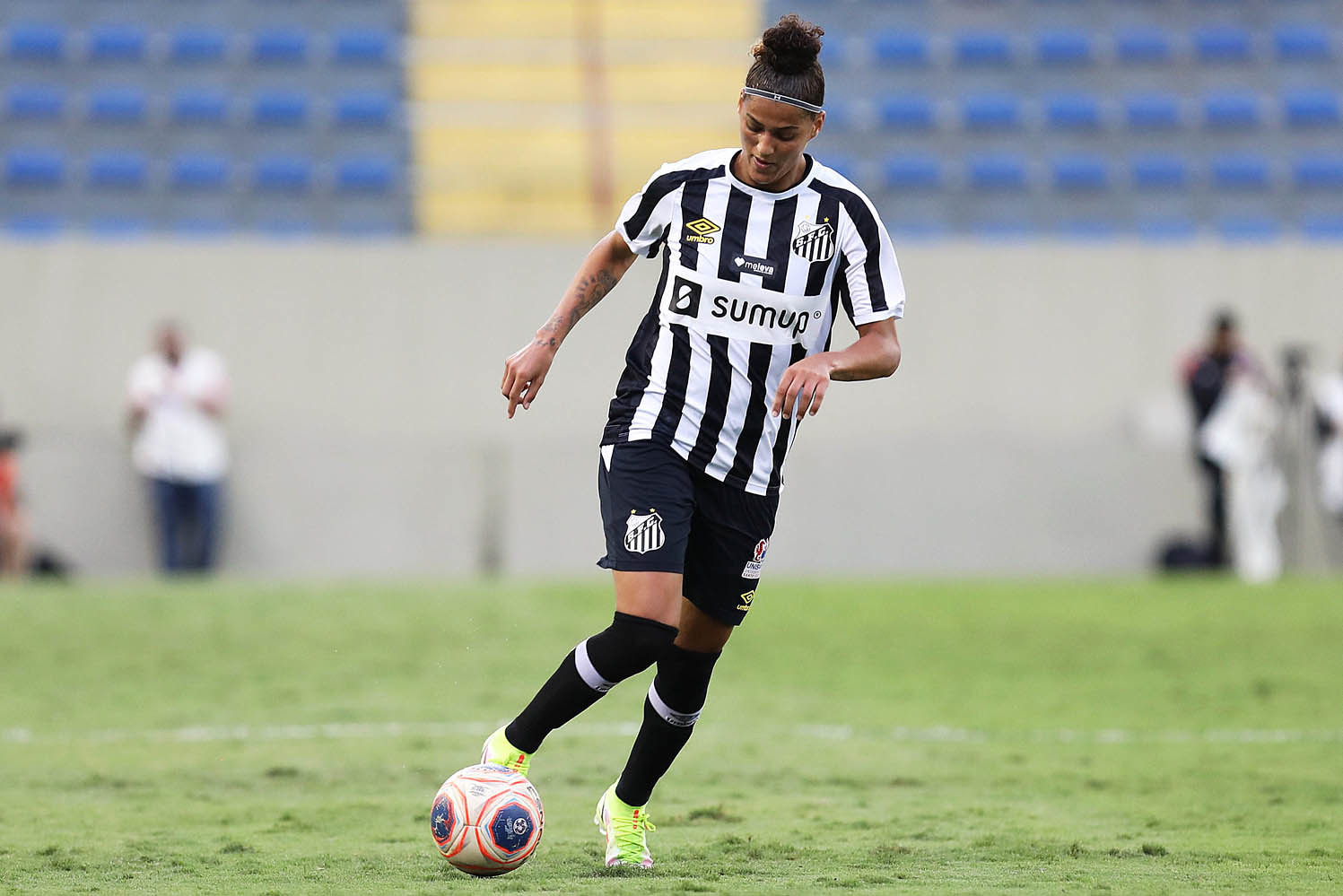 Amanda Gutierres jogando contra o São Paulo