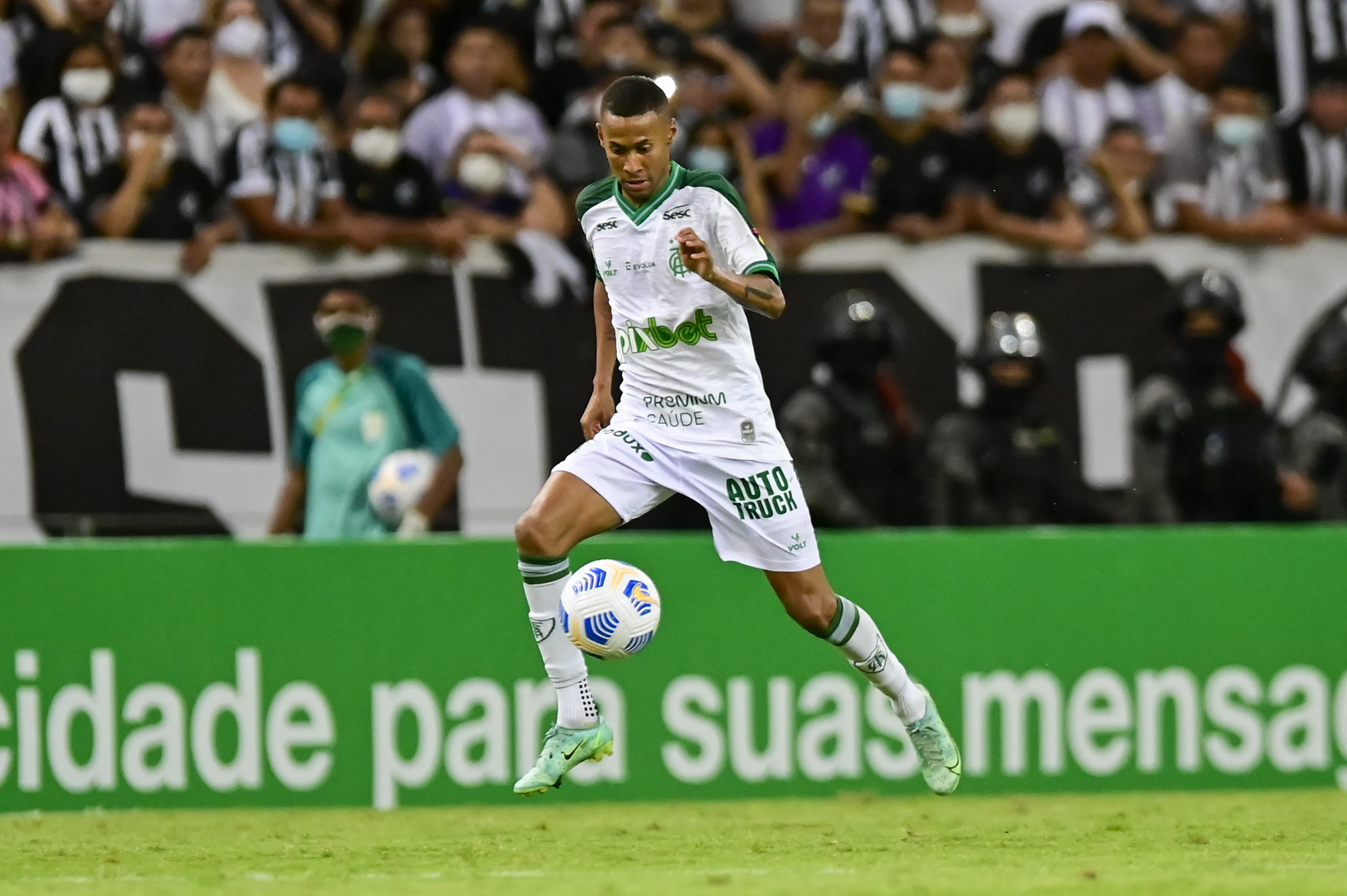 'Faltou capricho' diz Ademir sobre gol perdido em América-MG x Ceará