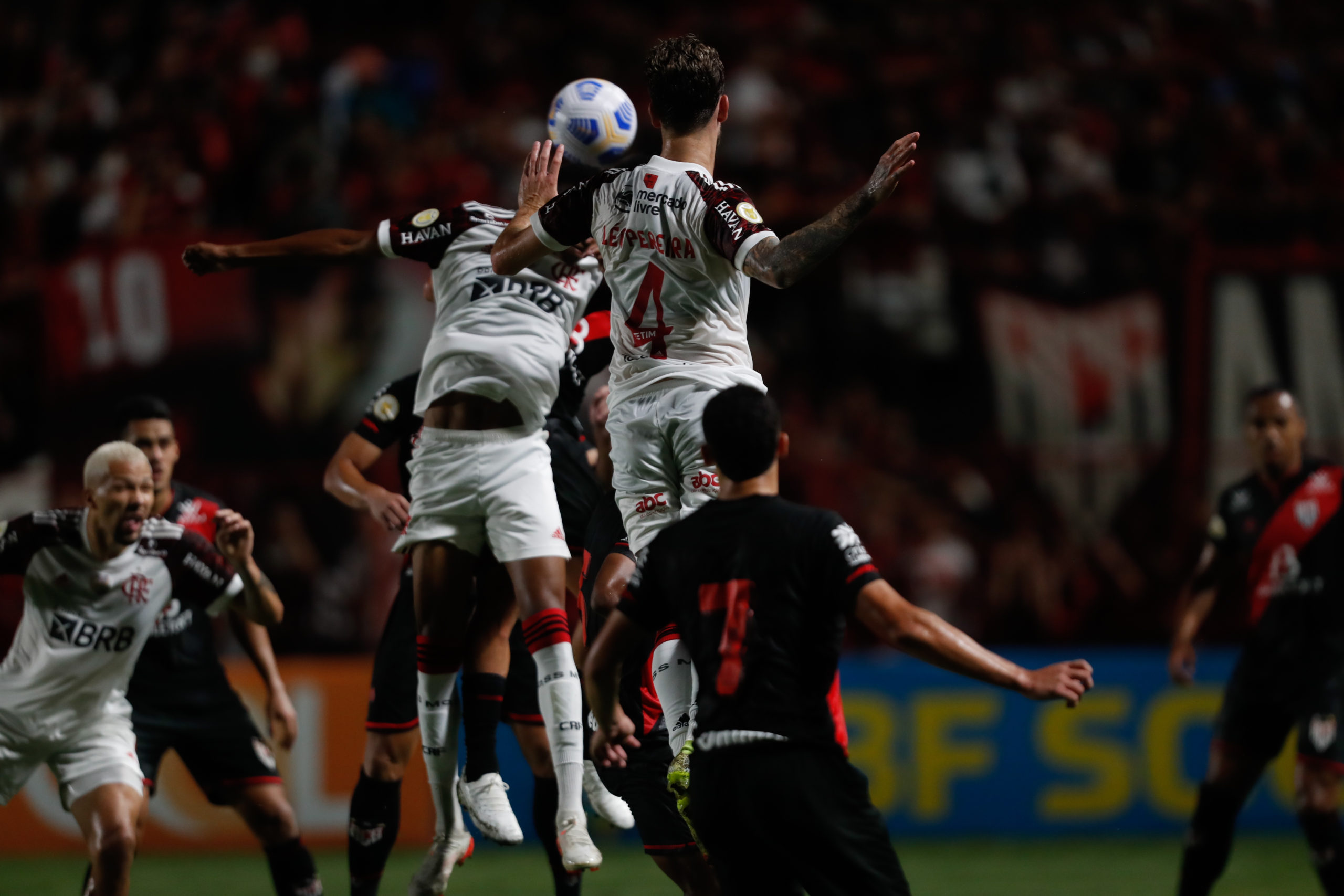 Léo Pereira defendendo o gol do Flamengo contra o Atlético-GO