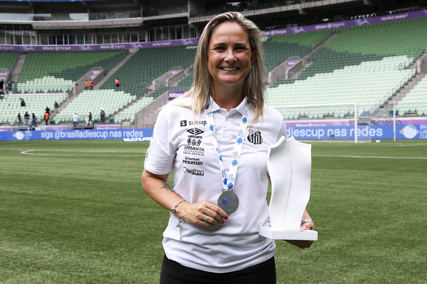 Tatiele segurando a taça da Brasil Ladies Cuo