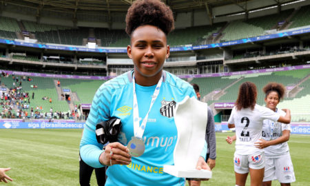 Camila Rodrigues segurando o trofei