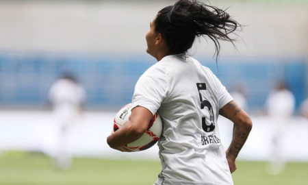 Brena comemorando o gol pelo Santos na Brasil Ladies Cup