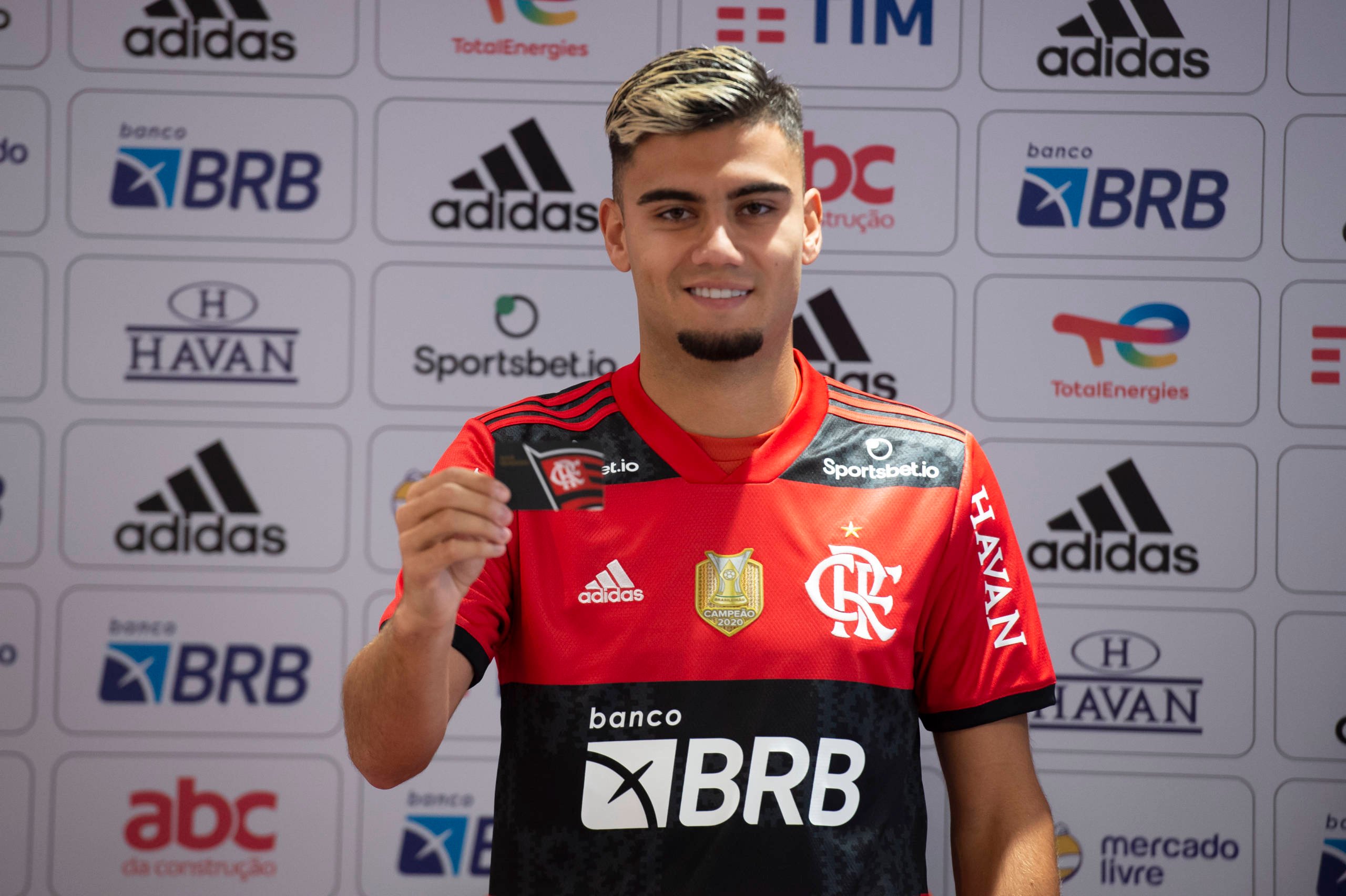 Andreas Pereira revela desejo em permanecer no Flamengo: 'Devo um título à torcida'