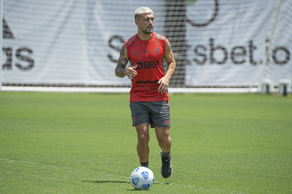 Loco Abreu aponta motivos para brilho de Arrascaeta no Flamengo e elogia: "Grande jogador"