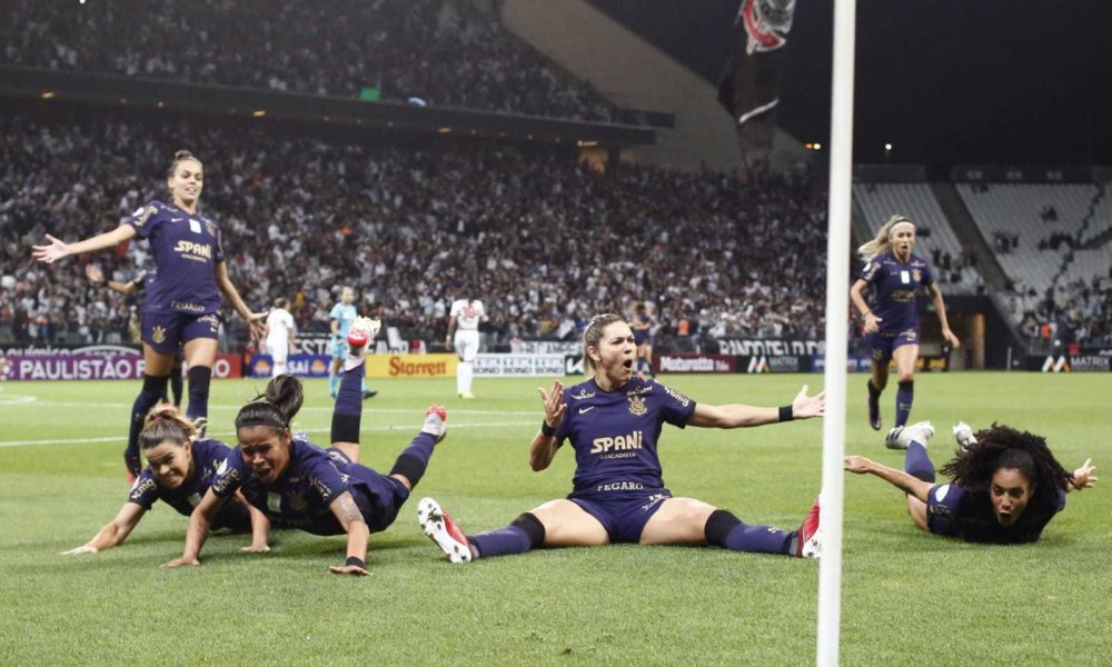 Corinthians bate São Paulo no fim e leva Paulista feminino com público  recorde