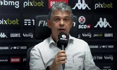 Carlos Brazil revela que Vasco ainda procura reforços para a zaga e o ataque: 'Não vamos trazer por trazer'