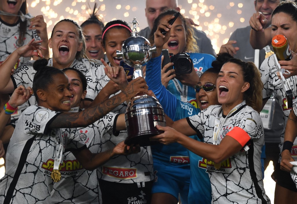 Corinthians levantando a taça da Conmebol Libertadores feminina