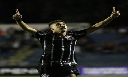 Matheus Araújo comemorando gol