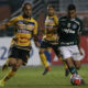 O jogador Dudu, da SE Palmeiras, disputa bola com o jogador Adilson, do G Novorizontino, durante partida valida pelas quartas de final (volta), do Campeonato Paulista, Série A1, no Estádio do Pacaembu.