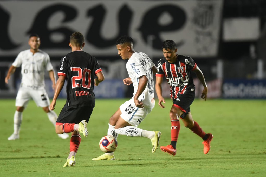 ângelo, do santos, encarando atletas do Botafogo